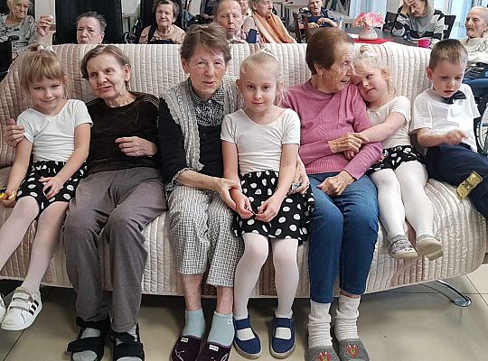 Gr. III Występ w Domu Seniora Magnolia