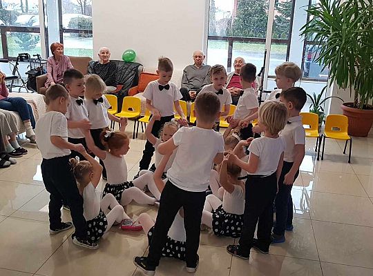 Gr. III Występ w Domu Seniora Magnolia