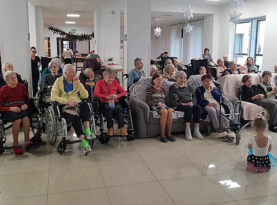 Gr. III Występ w Domu Seniora Magnolia