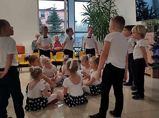 Gr. III Występ w Domu Seniora Magnolia