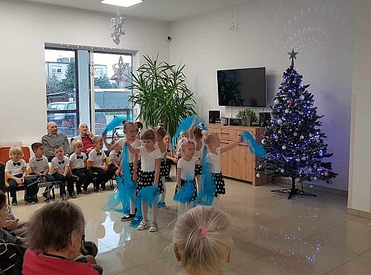 Gr. III Występ w Domu Seniora Magnolia