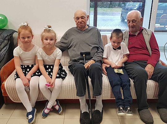 Gr. III Występ w Domu Seniora Magnolia