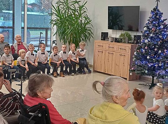 Gr. III Występ w Domu Seniora Magnolia