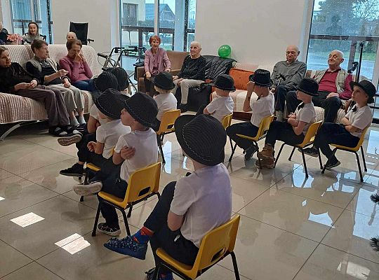 Gr. III Występ w Domu Seniora Magnolia