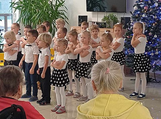 Gr. III Występ w Domu Seniora Magnolia