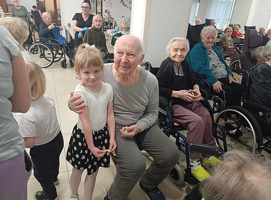 Gr. III Występ w Domu Seniora Magnolia