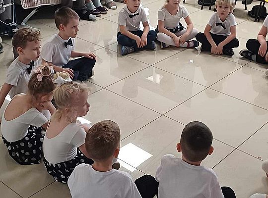 Gr. III Występ w Domu Seniora Magnolia