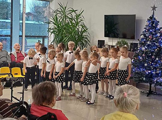 Gr. III Występ w Domu Seniora Magnolia