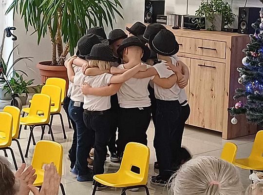 Gr. III Występ w Domu Seniora Magnolia