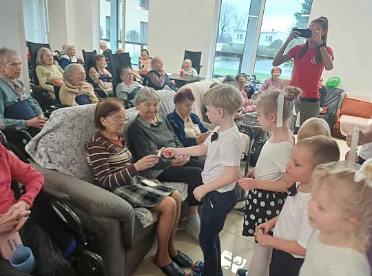 Gr. III Występ w Domu Seniora Magnolia