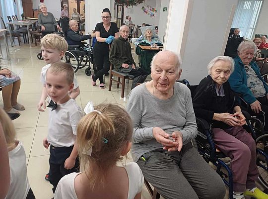 Gr. III Występ w Domu Seniora Magnolia