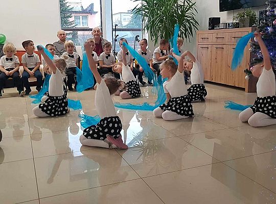 Gr. III Występ w Domu Seniora Magnolia