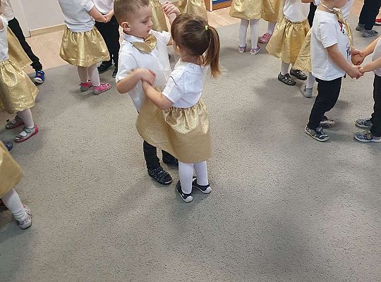 Dzieci tańczą