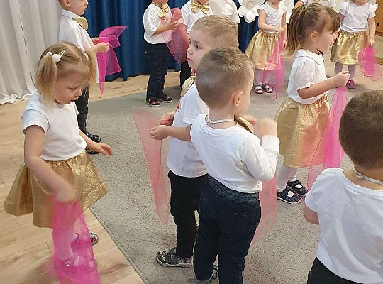 Dzieci tańczą