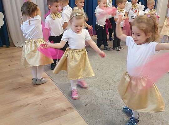Dzieci tańczą