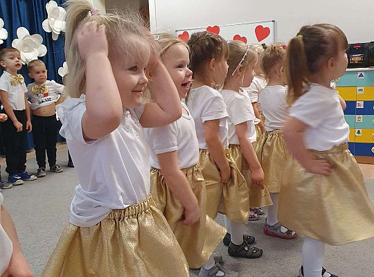 Dzieci tańczą
