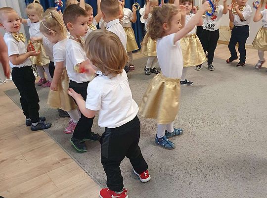 Dzieci tańczą