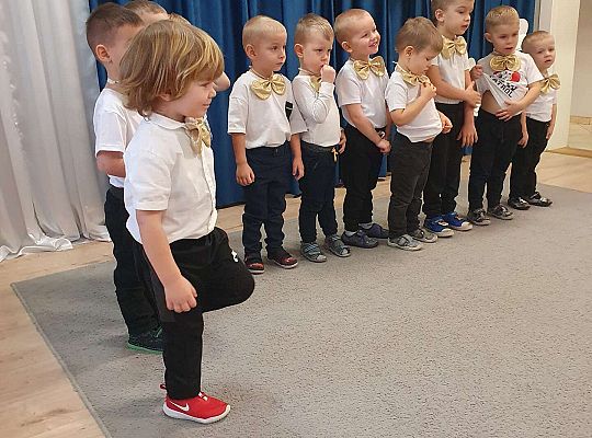 Dzieci tańczą