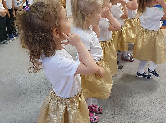 Dzieci tańczą