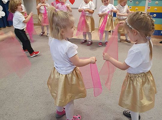 Dzieci tańczą
