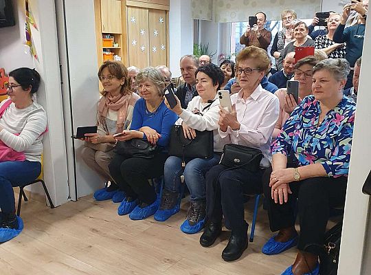 Seniorzy oglądają występ