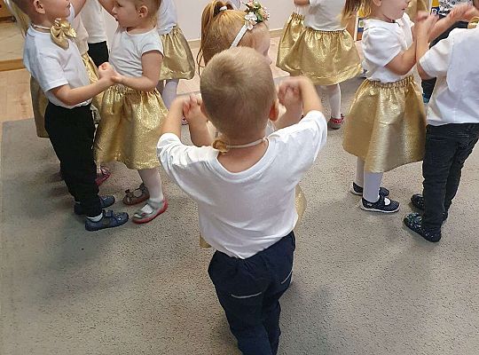 Dzieci tańczą