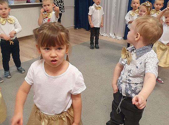 Dzieci tańczą