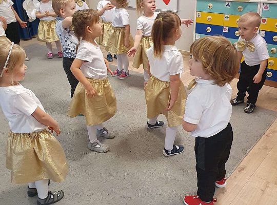 Dzieci tańczą
