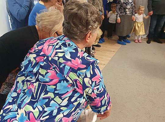 Dziadkowie tańczą z wnukami