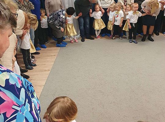 Dziadkowie tańczą z wnukami