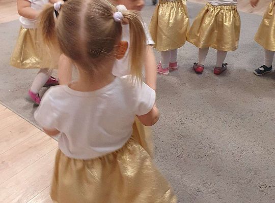 Dzieci tańczą