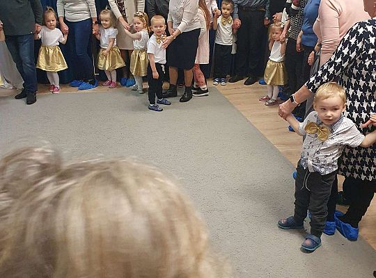 Dziadkowie tańczą z wnukami