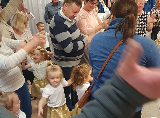 Dziadkowie tańczą z wnukami