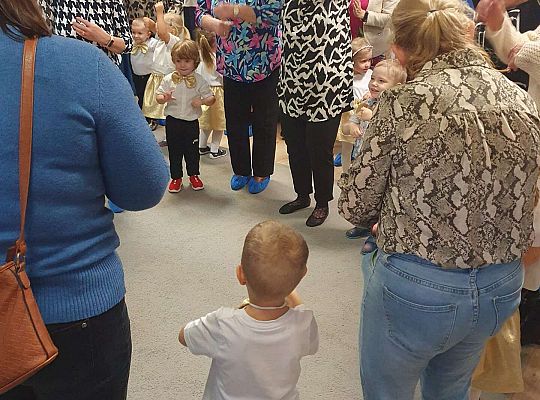 Dziadkowie tańczą z wnukami