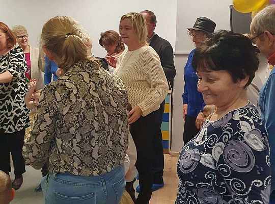 Dziadkowie tańczą z wnukami