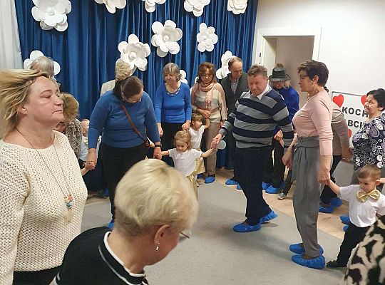 Dziadkowie tańczą z wnukami