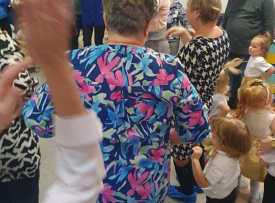 Dziadkowie tańczą z wnukami