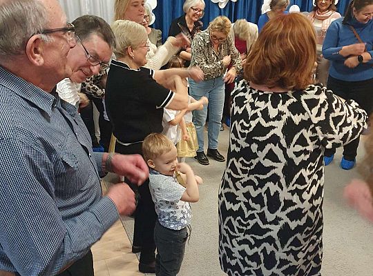Dziadkowie tańczą z wnukami