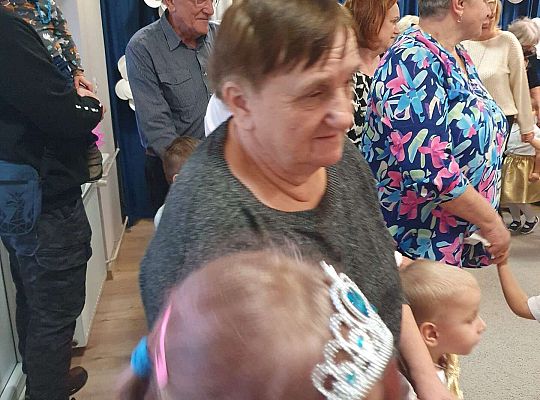 Dziadkowie tańczą z wnukami