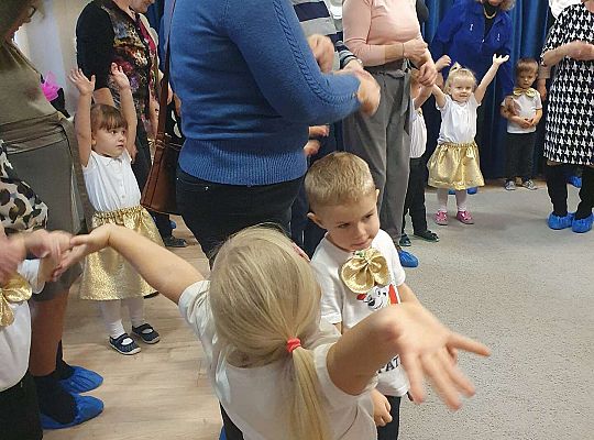 Dziadkowie tańczą z wnukami