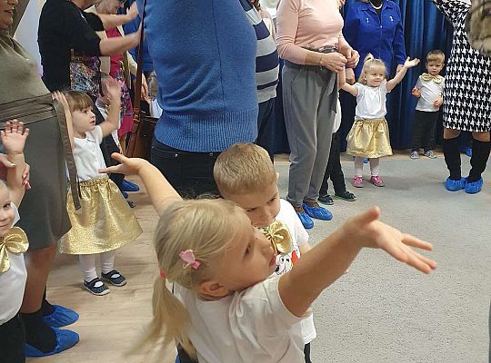 Dziadkowie tańczą z wnukami