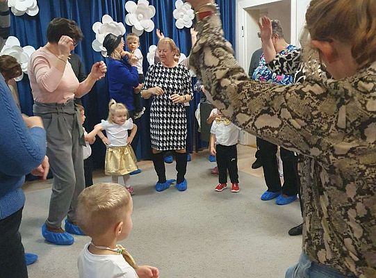 Dziadkowie tańczą z wnukami