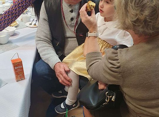 Dziadkowie z wnukami przy stole