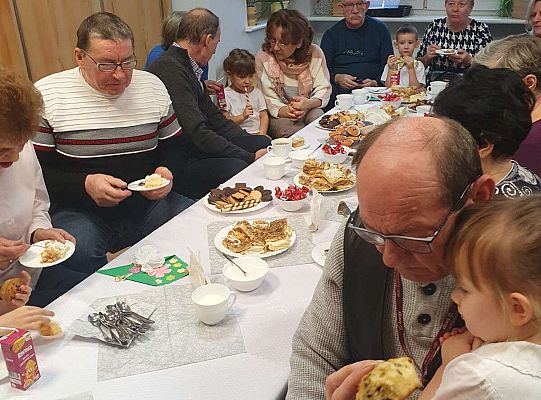Dziadkowie z wnukami przy stole