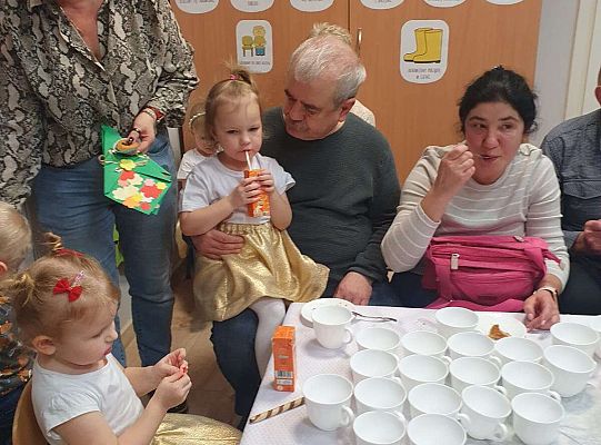 Dziadkowie z wnukami przy stole