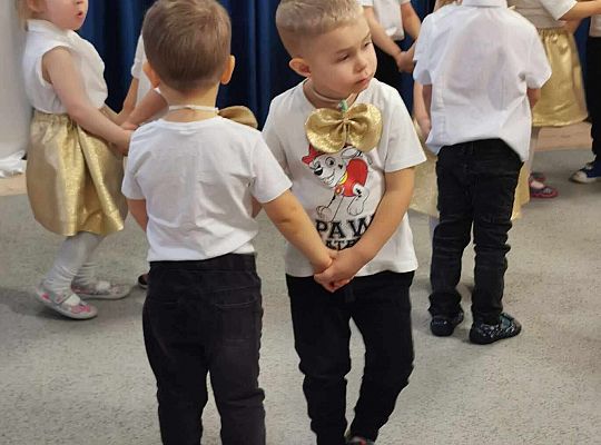 Dzieci tańczą
