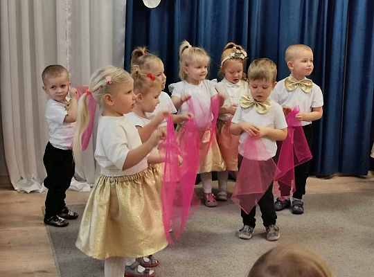 Dzieci tańczą