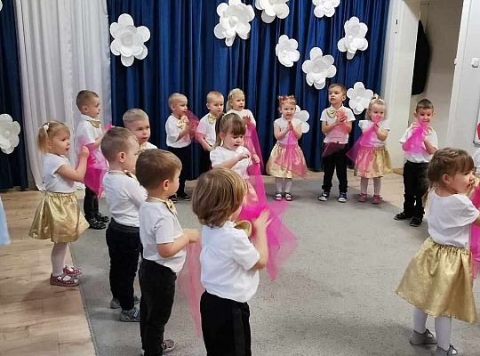 Dzieci tańczą