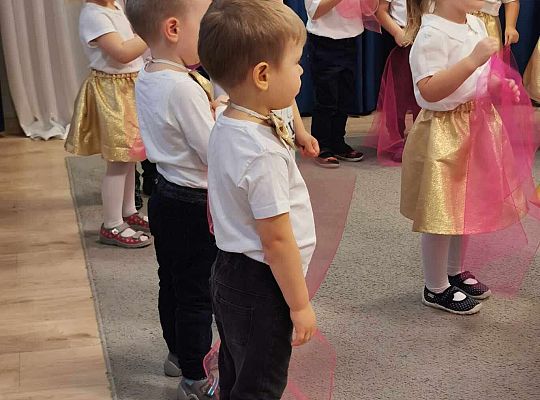 Dzieci tańczą