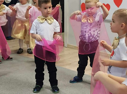 Dzieci tańczą